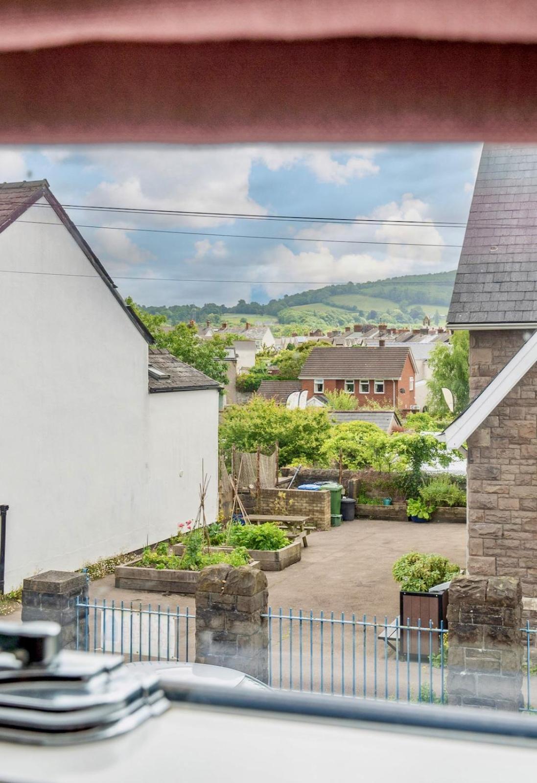 Chic 2-Bedroom Townhouse In Vibrant Abergavenny Exteriér fotografie