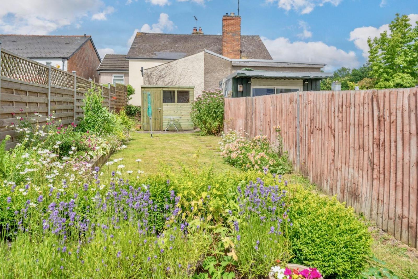 Chic 2-Bedroom Townhouse In Vibrant Abergavenny Exteriér fotografie